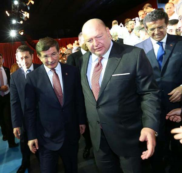 ÖZEL FOTOĞRAFLARLA MUSTAFA V. KOÇ