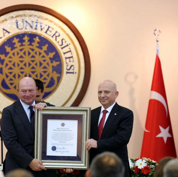 ÖZEL FOTOĞRAFLARLA MUSTAFA V. KOÇ