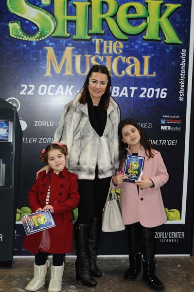 ÜNLÜ İSİMLER SHREK MÜZİKALİNDE BULUŞTU