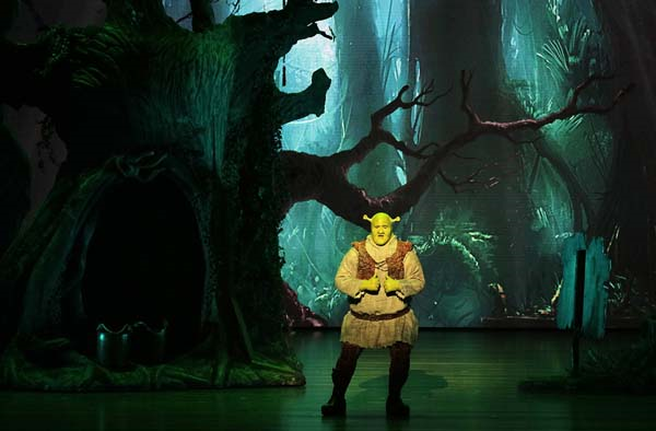 ÜNLÜ İSİMLER SHREK MÜZİKALİNDE BULUŞTU