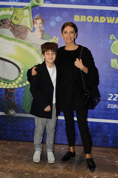 ÜNLÜ İSİMLER SHREK MÜZİKALİNDE BULUŞTU