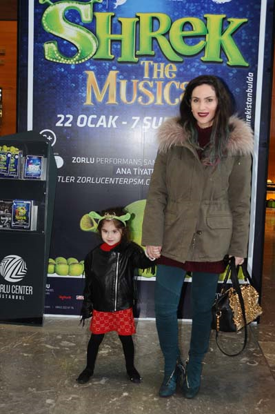 ÜNLÜ İSİMLER SHREK MÜZİKALİNDE BULUŞTU