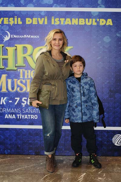 ÜNLÜ İSİMLER SHREK MÜZİKALİNDE BULUŞTU