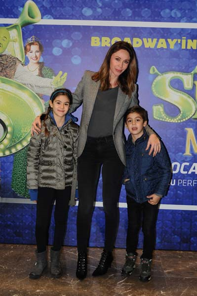 ÜNLÜ İSİMLER SHREK MÜZİKALİNDE BULUŞTU