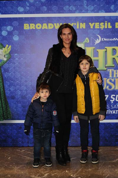 ÜNLÜ İSİMLER SHREK MÜZİKALİNDE BULUŞTU