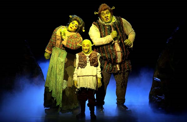 ÜNLÜ İSİMLER SHREK MÜZİKALİNDE BULUŞTU