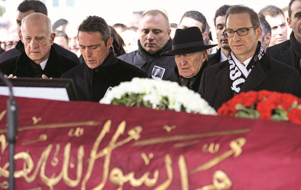 ZAMANSIZ VEDA EDEN MUSTAFA KOÇ’U BİNLERCE SEVENİ UĞURLADI