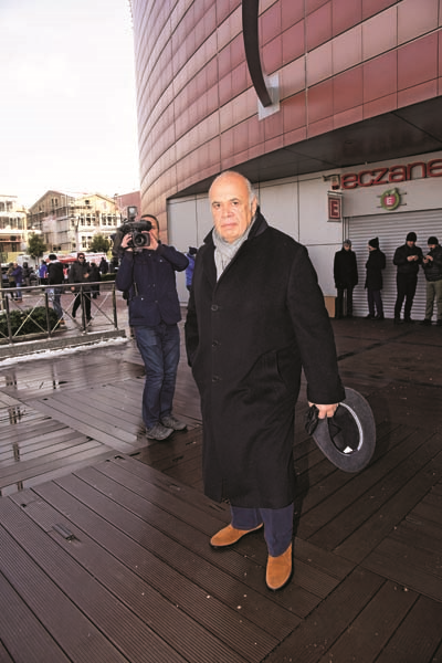 ZAMANSIZ VEDA EDEN MUSTAFA KOÇ’U BİNLERCE SEVENİ UĞURLADI