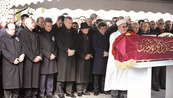 ZAMANSIZ VEDA EDEN MUSTAFA KOÇ’U BİNLERCE SEVENİ UĞURLADI