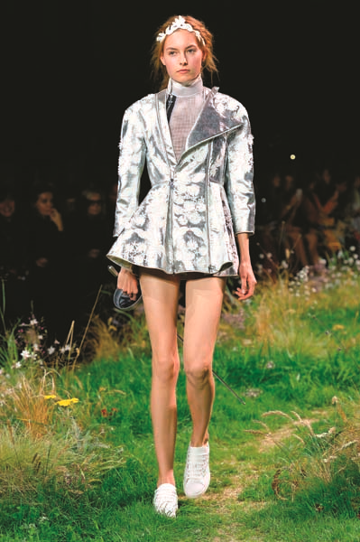 İTALYAN TASARIMCI GIAMBATTISTA VALLI COUTURE İLE SPORU BULUŞTURUYOR