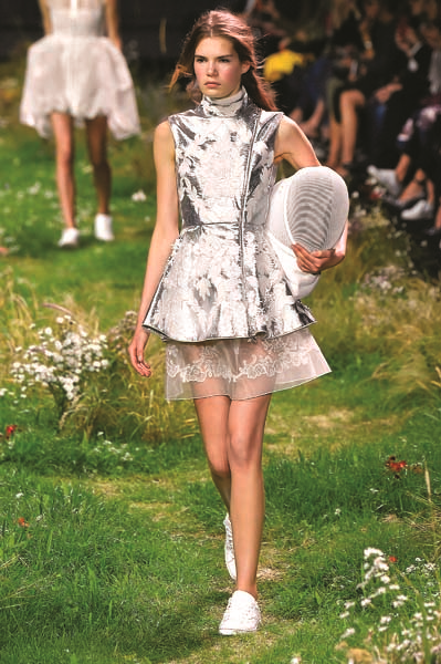 İTALYAN TASARIMCI GIAMBATTISTA VALLI COUTURE İLE SPORU BULUŞTURUYOR