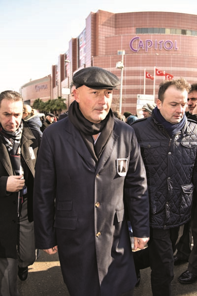 ZAMANSIZ VEDA EDEN MUSTAFA KOÇ’U BİNLERCE SEVENİ UĞURLADI