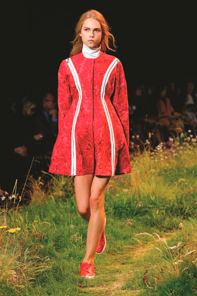 İTALYAN TASARIMCI GIAMBATTISTA VALLI COUTURE İLE SPORU BULUŞTURUYOR