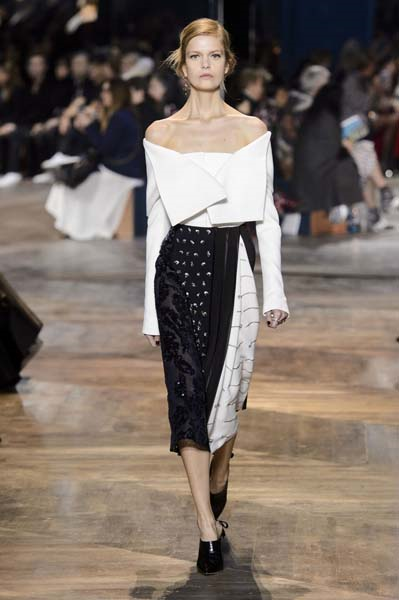 PARİS MODA HAFTASINDA DIOR YILIN İLK KOLEKSİYONUNU TANITTI