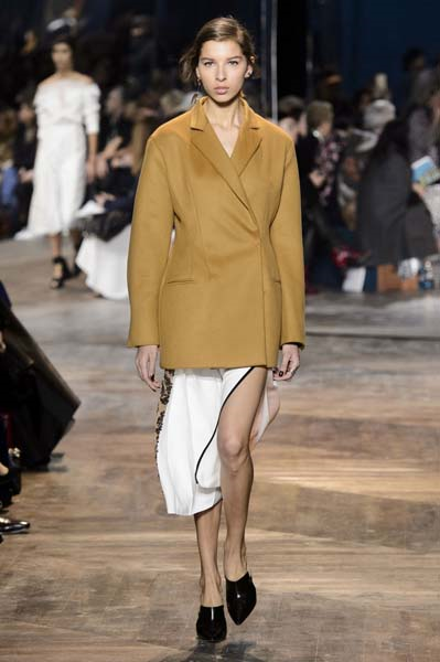 PARİS MODA HAFTASINDA DIOR YILIN İLK KOLEKSİYONUNU TANITTI