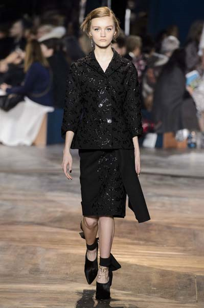 PARİS MODA HAFTASINDA DIOR YILIN İLK KOLEKSİYONUNU TANITTI