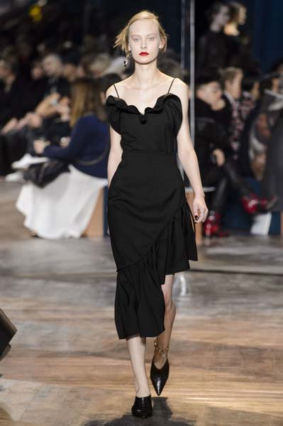 PARİS MODA HAFTASINDA DIOR YILIN İLK KOLEKSİYONUNU TANITTI