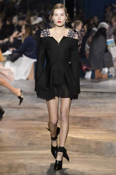 PARİS MODA HAFTASINDA DIOR YILIN İLK KOLEKSİYONUNU TANITTI