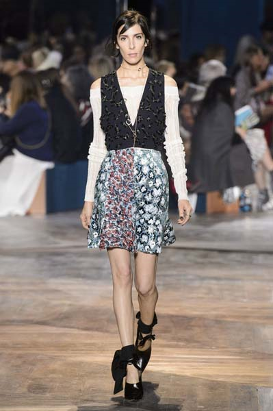 PARİS MODA HAFTASINDA DIOR YILIN İLK KOLEKSİYONUNU TANITTI