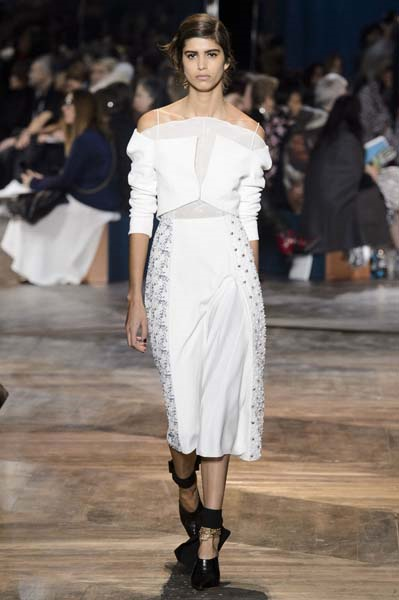 PARİS MODA HAFTASINDA DIOR YILIN İLK KOLEKSİYONUNU TANITTI