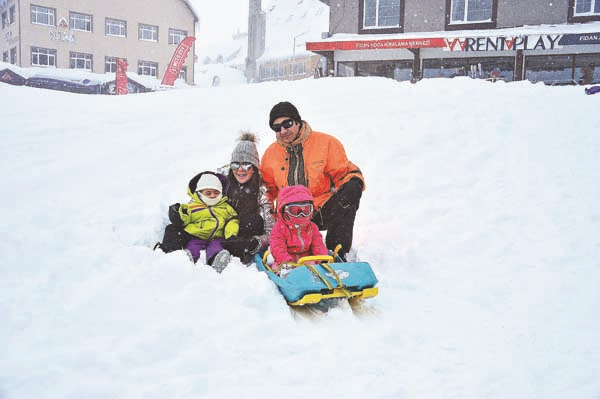 YARIYIL TATİLİNDE  ULUDAĞ’DAN KAR MANZARALARI 