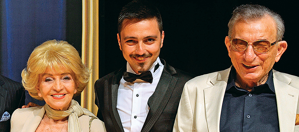 SAHNE TOZU  TİYATROSU GÜCÜNÜ USTALARDAN ALIYOR