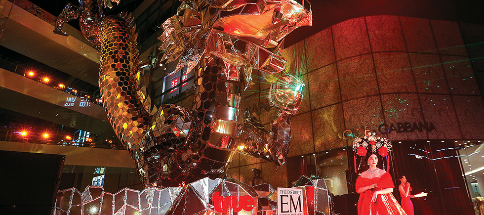 KIRMIZI KAĞIT FENERLERİN SICAKLIĞINDA ÇİN YENİ YILI KUTMALARI