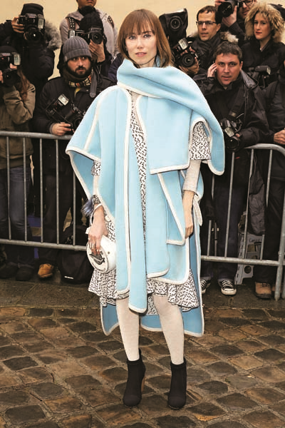 MODA HAFTALARININ SIKI TAKİPÇİSİ ANYA ZIOUROVA AVANGART TARZIYLA DİKKAT ÇEKİYOR