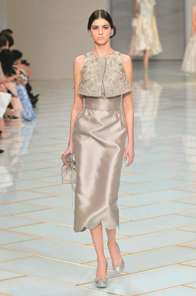 ÇİNLİ TASARIMCI GUO PEI TASARIMLARINDA BAŞROLÜ İŞLEMELERE VERİYOR