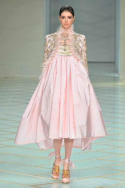 ÇİNLİ TASARIMCI GUO PEI TASARIMLARINDA BAŞROLÜ İŞLEMELERE VERİYOR