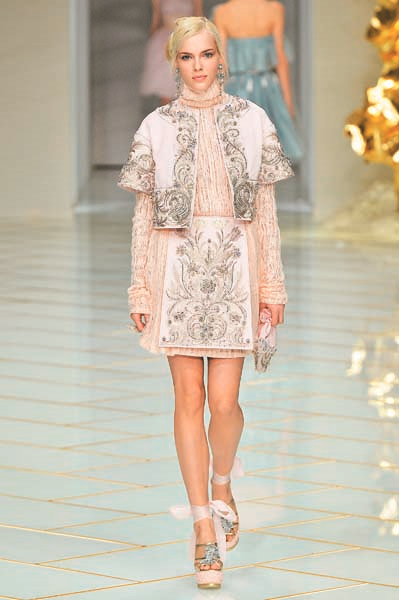 ÇİNLİ TASARIMCI GUO PEI TASARIMLARINDA BAŞROLÜ İŞLEMELERE VERİYOR