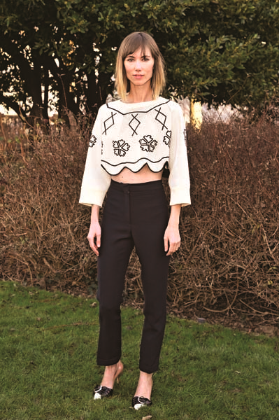 MODA HAFTALARININ SIKI TAKİPÇİSİ ANYA ZIOUROVA AVANGART TARZIYLA DİKKAT ÇEKİYOR