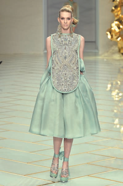 ÇİNLİ TASARIMCI GUO PEI TASARIMLARINDA BAŞROLÜ İŞLEMELERE VERİYOR