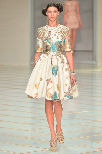 ÇİNLİ TASARIMCI GUO PEI TASARIMLARINDA BAŞROLÜ İŞLEMELERE VERİYOR