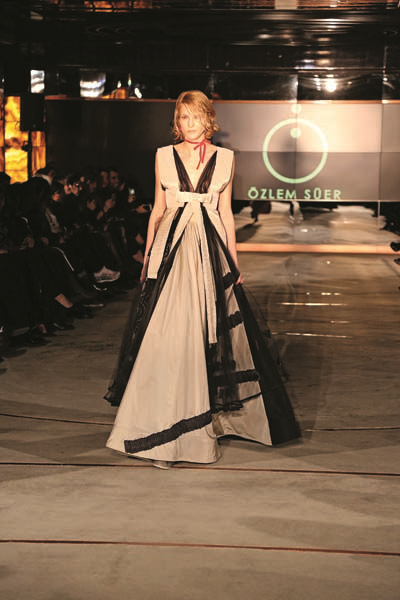 ÖZLEM SÜER DEFİLESİ PARİS’TEN ÖNCE İSTANBUL’DA