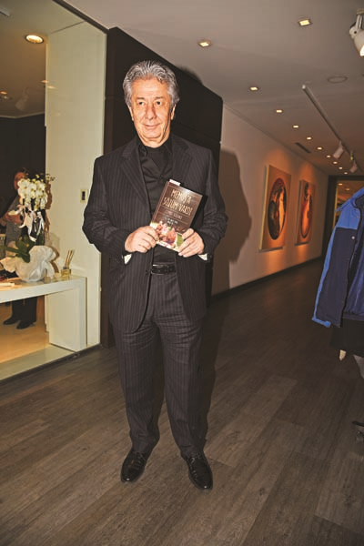 CEMRE BİRAND DOSTLARINA KİTABINI TANITTI