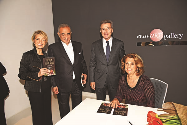 CEMRE BİRAND DOSTLARINA KİTABINI TANITTI