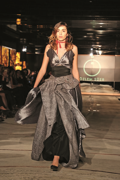 ÖZLEM SÜER DEFİLESİ PARİS’TEN ÖNCE İSTANBUL’DA