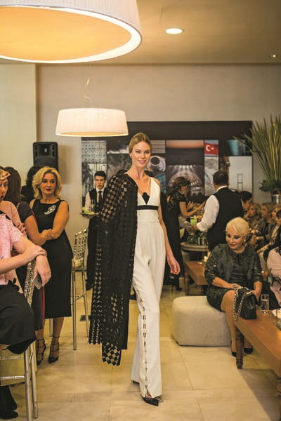 ÇAMLICA’DA CEMİYETİ BULUŞTURAN TANITIM DAVETİNDE YAZ DEFİLESİ