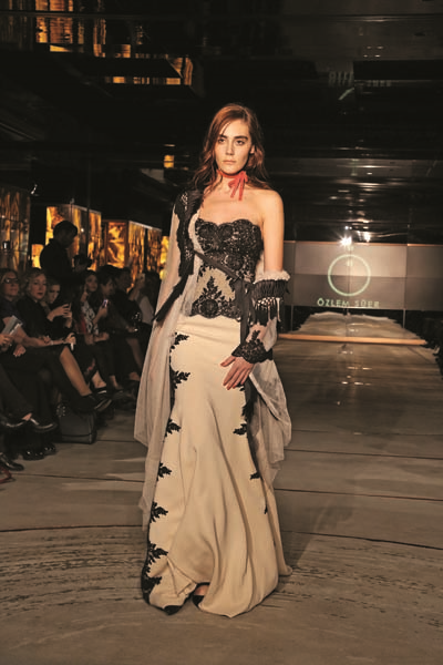 ÖZLEM SÜER DEFİLESİ PARİS’TEN ÖNCE İSTANBUL’DA