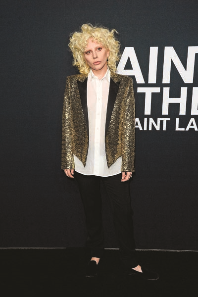 EFSANE KONSER ALANINDA DEFİLE 