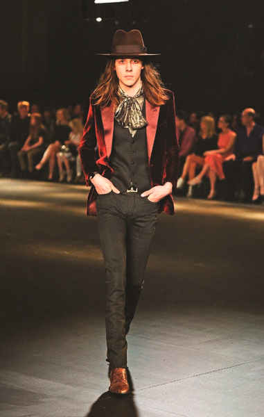 EFSANE KONSER ALANINDA DEFİLE 