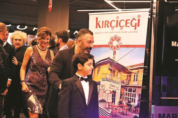 KIRÇİÇEĞİ 30.YILINI İFTARLIK GAZOZ FİLMİYLE İZMİR’DE MUHTEŞEM BİR GALA İLE KUTLADI