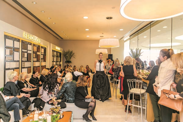 ÇAMLICA’DA CEMİYETİ BULUŞTURAN TANITIM DAVETİNDE YAZ DEFİLESİ