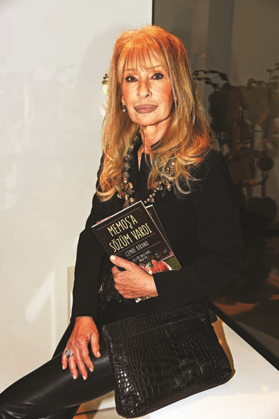 CEMRE BİRAND DOSTLARINA KİTABINI TANITTI