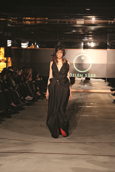 ÖZLEM SÜER DEFİLESİ PARİS’TEN ÖNCE İSTANBUL’DA