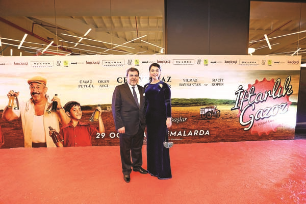 KIRÇİÇEĞİ 30.YILINI İFTARLIK GAZOZ FİLMİYLE İZMİR’DE MUHTEŞEM BİR GALA İLE KUTLADI