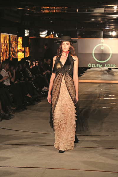 ÖZLEM SÜER DEFİLESİ PARİS’TEN ÖNCE İSTANBUL’DA