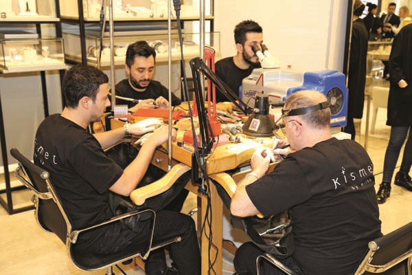 ÖZEL TASARIM ATÖLYESİNDE KİŞİYE ÖZEL HEDİYE