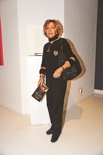 CEMRE BİRAND DOSTLARINA KİTABINI TANITTI